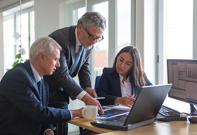 Equipe de advogados analisando dados de uma operação de comércio exterior
