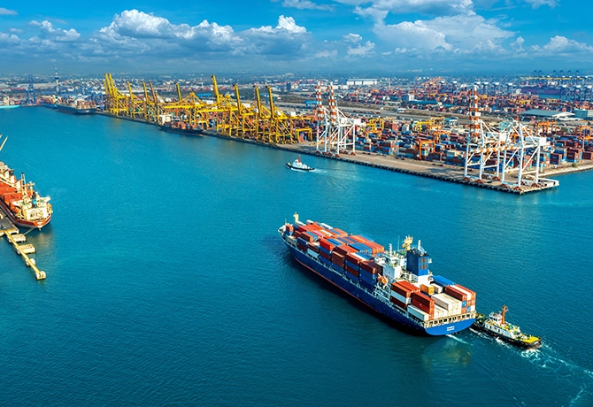 Navio de contêineres chegando a um porto